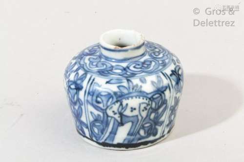 Chine, période Ming, XVIIème Godet de peintre en porcelaine bleu blanc à décor de daims.    Haut : 7, 5 cm  (petits accidents à l'ouverture)                                                                                                                                                                                                                                                                                                                         估价            60 - 80 EUR                                                                                                                                                                * 不计佣金。