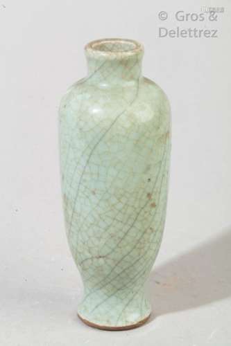 Chine, période Ming Ensemble de trois coupes et deux petits vases en porcelaine et émail céladon, certains de type Longquan.                                                                                                                                                                                                                                                                                                                         估价            100 - 150 EUR                                                                                                                                                                * 不计佣金。