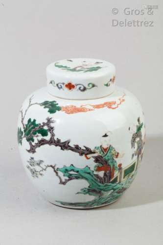 Chine, XVIIIème Pot à gingembre couvert en porcelaine et émaux de la famille verte à décor d'enfants jouant près d'un bassin. Haut:                                                                                                                                                                                                                                                                                                                         估价            800 - 1 200 EUR                                                                                                                                                                * 不计佣金。