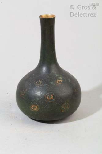 Vase bouteille en bronze patiné à décor de fleurs en creux.                                                                                                                                                                                                                                                                                                                         估价            80 - 100 EUR                                                                                                                                                                * 不计佣金。
