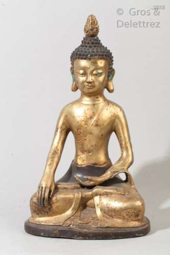 Bouddha en bronze doré en position assise. Grand. Travail moderne.                                                                                                                                                                                                                                                                                                                         估价            80 - 120 EUR                                                                                                                                                                * 不计佣金。
