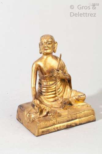Divinité bouddhique en bronze doré assis en délassement tenant dans sa main un baton.                                                                                                                                                                                                                                                                                                                         估价            200 - 300 EUR                                                                                                                                                                * 不计佣金。