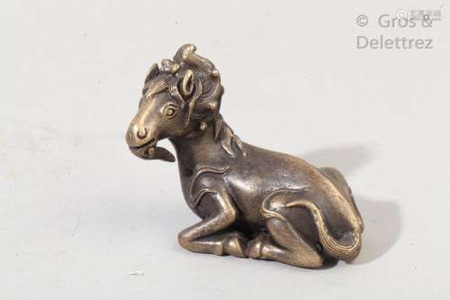 Chine, XXe siècle Poids de calligraphe en bronze, représentant un bélier allongé.  L. 6 cm                                                                                                                                                                                                                                                                                                                         估价            150 - 200 EUR                                                                                                                                                                * 不计佣金。