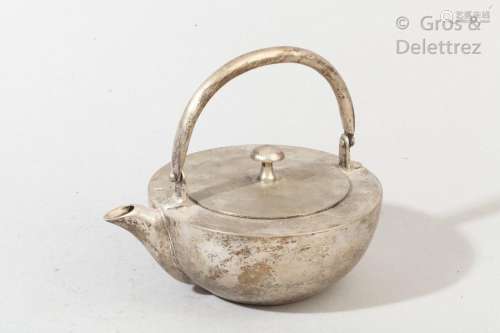 Théière en métal argenté de forme demi-sphérique dans le style des productions art déco de Shanghai. Chine, vers 1930.  Diam. 18,8 cm.                                                                                                                                                                                                                                                                                                                         估价            60 - 80 EUR                                                                                                                                                                * 不计佣金。