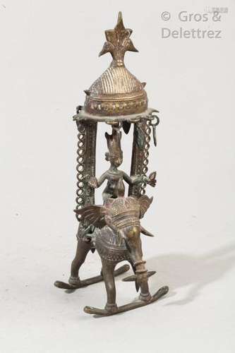 Sujet en alliage de cuivre, anciennement polychrome, représentant une divinité masculine chevauchant un éléphant, assis sous un dais. Inde, fin XIXe siècle H : 25,5 cm (Petit manque)                                                                                                                                                                                                                                                                                                                         估价            40 - 50 EUR                                                                                                                                                                * 不计佣金。