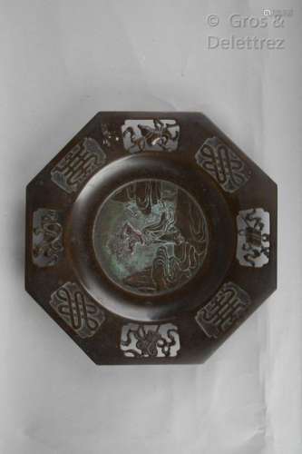 Plat octogonal en métal à décor d'une femme dans un paysage montagneux                                                                                                                                                                                                                                                                                                                         估价            120 - 150 EUR                                                                                                                                                                * 不计佣金。