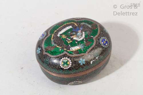 Boîte en cuivre émaillé à décor dans un médaillon central d'un dragon entouré de fleurs stylisées. Japon, fin période Meiji Long 11cm.                                                                                                                                                                                                                                                                                                                         估价            100 - 200 EUR                                                                                                                                                                * 不计佣金。