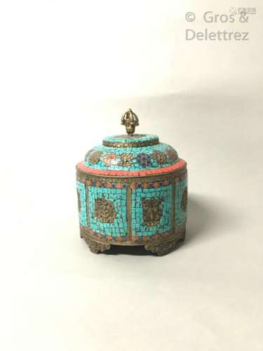 Travail sino-tibétain Boîte circulaire couverte en cuivre à décor incrusté de mosaïques de turquoise, lapis et pierre rouge. Décoré en léger relief des huit symboles auspicieux et prise en forme de demi-vajra. Diam : 16,5 cm                                                                                                                                                                                                                                                                                                                         估价            120 - 150 EUR                                                                                                                                                                * 不计佣金。