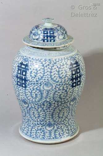 Chine, fin XIXe siècle  Potiche balustre couverte en porcelaine bleu blanc, à décor de fleurs de pivoines et caractères Xi 