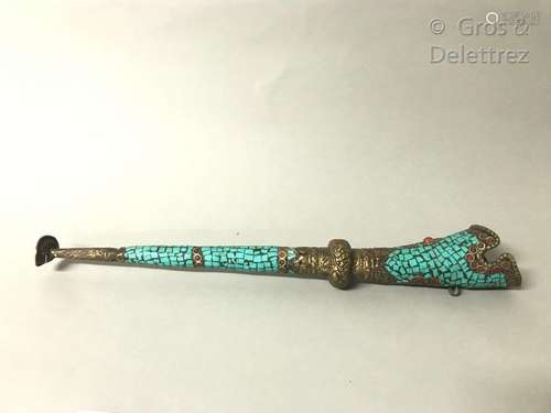 Travail sino-tibétain Trompe cérémonielle en laiton à décor incrusté de mosaique de turquoise et pierre rouge. Long : 46 cm.                                                                                                                                                                                                                                                                                                                         估价            100 - 120 EUR                                                                                                                                                                * 不计佣金。