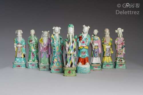 Chine, période Jiaqing (1796 - 1820) Lot de neuf sujets en céramique et émaux de la famille rose, représentant des immortels taoïstes.  H. 21,1 à 24,1 cm (Restaurations et manques)                                                                                                                                                                                                                                                                                                                         估价            200 - 300 EUR                                                                                                                                                                * 不计佣金。