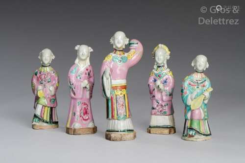 Chine, période Jiaqing (1796 - 1820) Lot de cinq figurines en biscuit et émaux de la famille rose, représentant des jeunes femmes jouant de la musique, dansant, à l'eventail. H. 15 à 18,5 cm.  (Restaurations et manques)                                                                                                                                                                                                                                                                                                                         估价            150 - 200 EUR                                                                                                                                                                * 不计佣金。