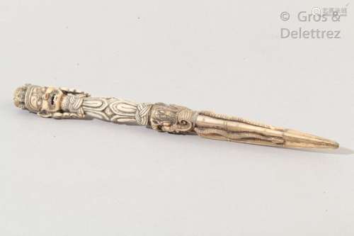 Dague phurbu en os, la lame tripartite crachée par un makara, le manche couronné d'une tête de Mahakala.  Tibet, XIXe-début XXe siècle. H. 21,5 cm.                                                                                                                                                                                                                                                                                                                         估价            80 - 120 EUR                                                                                                                                                                * 不计佣金。