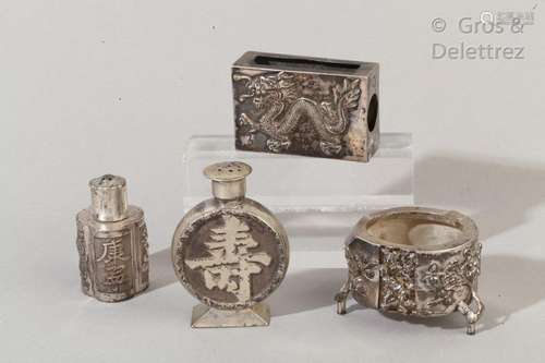 Ensemble de quatre objets en argent dont deux flacons (bouchon percé formant poivrier), protection de flacon à décor en relief de dragon et petit présentoir tripode à décor de branches de prunus.  Chine, fin XIXème                                                                                                                                                                                                                                                                                                                         估价            200 - 300 EUR                                                                                                                                                                * 不计佣金。