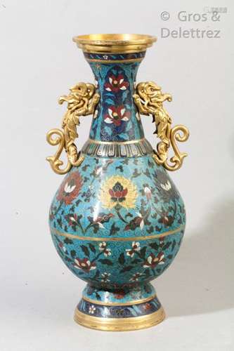 Vase balustre en émaux cloisonnés à décor de fleurs de lotus, rouge, jaune et bleu, prises en formes de chimères dorés. Marque au revers percé.                                                                                                                                                                                                                                                                                                                         估价            600 - 800 EUR                                                                                                                                                                * 不计佣金。