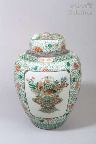 Chine, XIXe siècle Pot à gingembre en porcelaine et émaux de la famille verte, à décor de paniers de fleurs et fruits en réserve sur un fond floral et rinceaux feuillagés. Marque au double cercle sur la base.   H. 34 cm (Couvercle probablement rapporté et rayures)                                                                                                                                                                                                                                                                                                                         估价            400 - 600 EUR                                                                                                                                                                * 不计佣金。