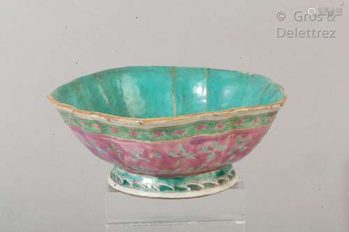 Chine, XIXe siècle Importante coupe en porcelaine polylobée sur pied, la partie intérieure émaillée turquoise, le pourtour à décor de fleurs sur fond rose, col et base rehaussés de guirlandes de fleurs. Diam: 17 cm                                                                                                                                                                                                                                                                                                                         估价            60 - 80 EUR                                                                                                                                                                * 不计佣金。