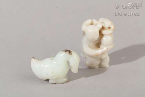 Deux sujets en jade celadon représentant un enfant au vase fleuri et un canard de style Han Chine, Xxème Haut: 6 et 5,4 cm                                                                                                                                                                                                                                                                                                                         估价            100 - 120 EUR                                                                                                                                                                * 不计佣金。