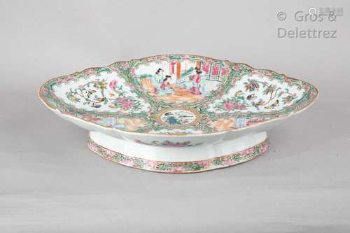 Chine, vers 1880-1900 Coupe polylobée sur piédouche en porcelaine de Canton à décor en émaux de style famille rose de médaillons représentant des scènes de personnages, oiseaux, fleurs et végétaux L. 36 cm                                                                                                                                                                                                                                                                                                                         估价            300 - 400 EUR                                                                                                                                                                * 不计佣金。