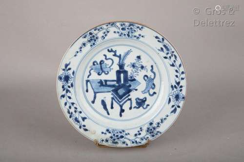 Assiette en porcelaine à décor en camaïeu bleu d'objets mobiliers. Chine, fin XIXème Importants fêles et égrenures. Diam. 23 cm.                                                                                                                                                                                                                                                                                                                         估价            20 - 50 EUR                                                                                                                                                                * 不计佣金。