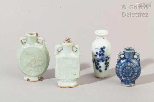 Chine, vers 1900  Quatre flacons de tabatière en porcelaine et émail céladon, à décor moulé. (petites égrenures) H. 6 à 7,5 cm                                                                                                                                                                                                                                                                                                                         估价            20 - 30 EUR                                                                                                                                                                * 不计佣金。