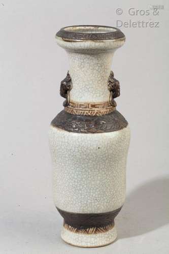 Vase balustre en émaux craquelé beige et biscuit brun, prise en tête annelée. Nankin.                                                                                                                                                                                                                                                                                                                         估价            30 - 40 EUR                                                                                                                                                                * 不计佣金。