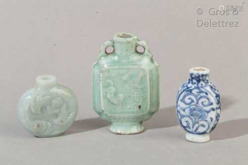 Chine, vers 1900  Lot de trois flacons de tabatière, dont deux en porcelaine et un en jadéite.  H. 4,7 à 7,5 cm                                                                                                                                                                                                                                                                                                                         估价            40 - 50 EUR                                                                                                                                                                * 不计佣金。