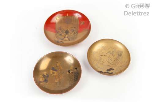 Trois coupes de mariage sakazuki, pour le sake, en laque rouge, l’une ornée en iro-e takamakie de la takarabune de face, transportant les attributs des dieux du bonheur, signée Gyokuzensai , la deuxième, à fond or, ornée de villageois amusés par un chat dans une boite que tient un personnage, signée Naniwa Shôju  , la troisième à décor au laque or sur fond doré, d’un phénix en vol parmi des pivoines, signée Shôzan. Japon, XIXe siècle, périodes Edo et Meiji.  Diam. : 12,7 cm – 11,4 cm – 10,8 cm. Légères usures.                                                                                                                                                                                                                                                                                                                         估价            120 - 150 EUR                                                                                                                                                                * 不计佣金。