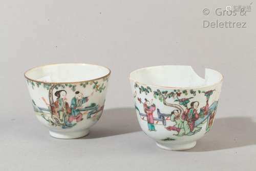 Deux sorbets en porcelaine et émaux de la famille rose à décor de jeunes femmes et enfants sur terrases arborées. Chine, XIXème Diam: 8 et 9 cm On y joint un flacon en porcelaine à décor en bleu d'un dragon sur un fond beige. Accidents.                                                                                                                                                                                                                                                                                                                         估价            20 - 30 EUR                                                                                                                                                                * 不计佣金。