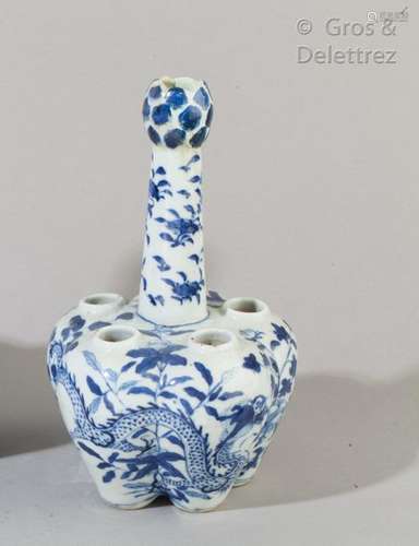 Chine, période Guangxu Bouquetirèes en porcelaine bleu blanc, composée de cinq vase et d'un long col surmonté d'une fleur de lotus, à décor de dragons parmi des arbustes en fleurs. Marque apocryphe Qianlong sur la base.  H. 26,5 cm (Col restauré)                                                                                                                                                                                                                                                                                                                         估价            100 - 200 EUR                                                                                                                                                                * 不计佣金。