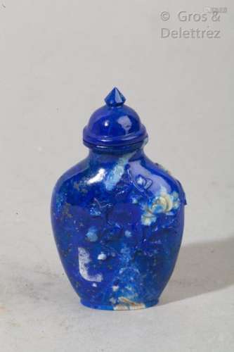 Chine, XXème   Flacon tabatière en lapis lazuli teinté sculpté en léger relief de pivoiniers en fleurs. Le bouchon en lapis aussi.  H. 6,3cm                                                                                                                                                                                                                                                                                                                         估价            120 - 150 EUR                                                                                                                                                                * 不计佣金。