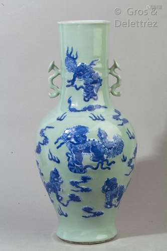 Chine, XIXe siècle Vase balustre orné de deux anses en forme de ruyi, à décor de cinq lions bouddhiques émaillés en bleu sur fond céladon.  H. 45,5 cm                                                                                                                                                                                                                                                                                                                         估价            1 500 - 2 000 EUR                                                                                                                                                                * 不计佣金。