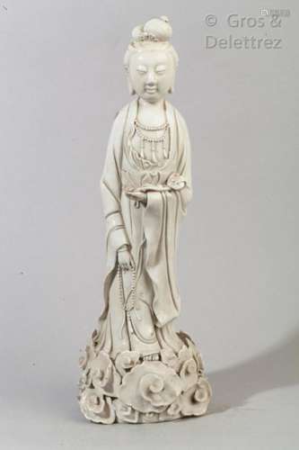 Statuette de guanyin debout, en porcelaine émaillée blanc de Chine, tenant dans sa main gauche un ruyi.  Chine, XIXème  Haut: 45 cm                                                                                                                                                                                                                                                                                                                         估价            150 - 200 EUR                                                                                                                                                                * 不计佣金。