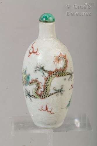 Flacon tabatière de forme ovale allongée en porcelaine et émaux de la famille verte, à décor de vagues incisées, et de dragons. Marque au dragon sur la base. Chine, XIXe siècle. H : 7 cm                                                                                                                                                                                                                                                                                                                         估价            150 - 200 EUR                                                                                                                                                                * 不计佣金。