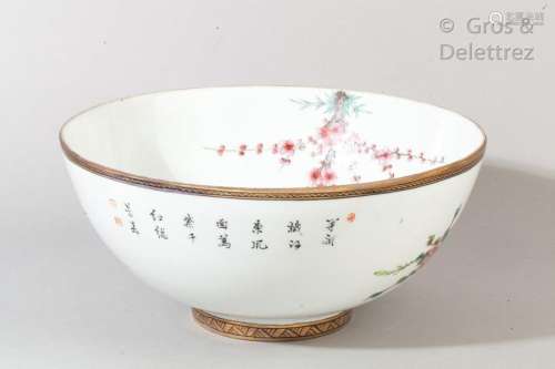 Importante coupe en porcelaine demi-coquille et émaux polychrome à  décor de faisans penchés sur des pivoiniers et prunus en fleur, un poème de Mao Zedong rehaussant l’ensemble. Chine, révolution culturelle. Diam. 27.5cm.                                                                                                                                                                                                                                                                                                                         估价            150 - 200 EUR                                                                                                                                                                * 不计佣金。