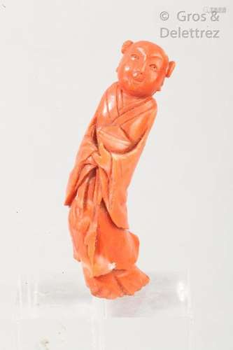 Chine, vers 1920 Lot comprenant une statuette en corail représentant un jeune enfant tenant une coupe, un oiseau en cornaline et deux lions en stéatite.  H. 6 à 7,5 cm                                                                                                                                                                                                                                                                                                                         估价            100 - 200 EUR                                                                                                                                                                * 不计佣金。