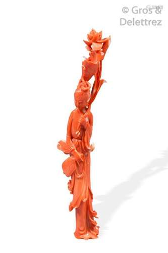 Chine, vers 1930  Statuette en corail rouge orangé, représentant une déesse du printemps une fleur de lotus et un éventail.  H. 15,6 cm Poids. 56 g                                                                                                                                                                                                                                                                                                                         估价            300 - 500 EUR                                                                                                                                                                * 不计佣金。