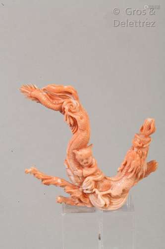 Groupe en corail rose orange représentant un enfant accroché à la queue d'un dragon.  Chine, début XXème siècle.  Accident et manques.  Haut. 10 cm.                                                                                                                                                                                                                                                                                                                         估价            200 - 300 EUR                                                                                                                                                                * 不计佣金。