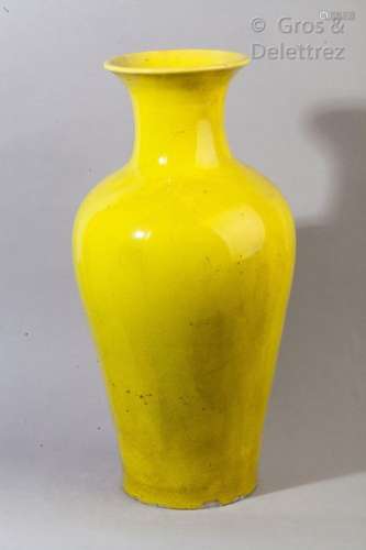 Chine, Xxe siècle Vase balustre en porcelaine et émail jaune citron. (sans fond) H. 56,7 cm                                                                                                                                                                                                                                                                                                                         估价            50 - 80 EUR                                                                                                                                                                * 不计佣金。