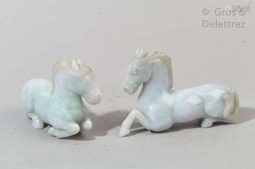 Deux sujets en jadéite représentant des chevaux couchés. Chine, XXe siècle. L. 11 cm. Avec leurs socles. (Manque )                                                                                                                                                                                                                                                                                                                         估价            120 - 150 EUR                                                                                                                                                                * 不计佣金。