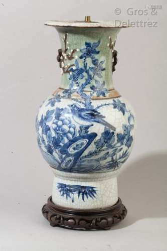 Chine, vase en porcelaine de forme balustre présentant un décor bleu d'oiseau branché sur fond craquelé blanc et vert, anses en biscuit simulant des branches. Marque au revers. Monté en lampe.                                                                                                                                                                                                                                                                                                                         估价            120 - 150 EUR                                                                                                                                                                * 不计佣金。