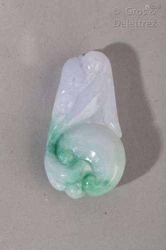 Chine, XXe siècle Lot comprenant un pendentif en jade céladon représenant un enfant assis sur une carpe, un penditif en jade beige et gris représentant un enfant tenant une branche de lotus accompagné d'un écureuil, et un petit sujet en jadéite teintée représentant un singe sur un lingzhi.  H. 3,7 à 5 cm                                                                                                                                                                                                                                                                                                                         估价            400 - 600 EUR                                                                                                                                                                * 不计佣金。