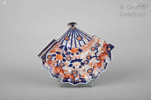 Japon. Coupelle en porcelaine en forme d'éventail décorée dans la palette imari d'oiseaux et fleurs. Usures et fêles.                                                                                                                                                                                                                                                                                                                         估价            50 - 60 EUR                                                                                                                                                                * 不计佣金。