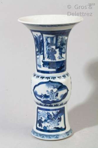 Vase cornet de forme Gu, en porcelaine bleu-blanc, à décor de scènes animées de personnages dans des réserves.  Chine, XXe siècle. H. 27 cm.                                                                                                                                                                                                                                                                                                                         估价            80 - 120 EUR                                                                                                                                                                * 不计佣金。