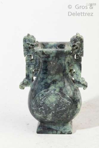 Petit vase à décor sculpté archaïsant en pierre dure verte.  Chine Haut: 12,5 cm                                                                                                                                                                                                                                                                                                                         估价            50 - 60 EUR                                                                                                                                                                * 不计佣金。