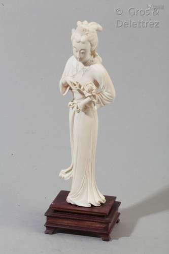 Chine, vers 1920 Statuette en ivoire figurant une Guanyin tenant dans sa main une pivoine. H. 23 cm                                                                                                                                                                                                                                                                                                                         估价            100 - 200 EUR                                                                                                                                                                * 不计佣金。