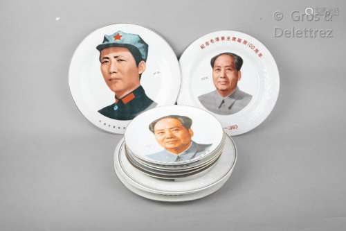 Chine, 2ème moitié du XXe siècle Lot de 12 assiettes en porcelaine, dont 9 figurant Mao Zedong pour célébrer son 100ème anniversaire, l'une à décor du portrait de Zhou En Lai, et 2 dans le style de la révolution culturelle daté 1965.  Diam. 21 à 30 cm                                                                                                                                                                                                                                                                                                                         估价            100 - 200 EUR                                                                                                                                                                * 不计佣金。