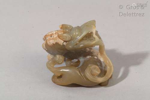 Dragon en jade vert partiellement calcifié.                                                                                                                                                                                                                                                                                                                         估价            150 - 200 EUR                                                                                                                                                                * 不计佣金。