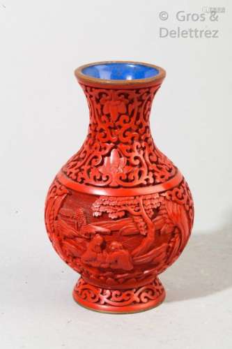 Petit vase balustre en laque rouge sculpté de lotus encadrant des personnages dans des paysages lacustres.                                                                                                                                                                                                                                                                                                                         估价            20 - 30 EUR                                                                                                                                                                * 不计佣金。