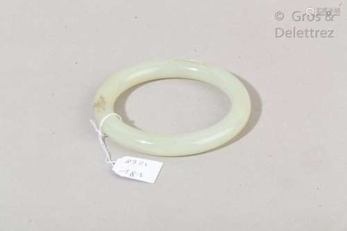 Bracelet jonc en jade céladon à décor d'une tache de rouille.                                                                                                                                                                                                                                                                                                                         估价            100 - 200 EUR                                                                                                                                                                * 不计佣金。